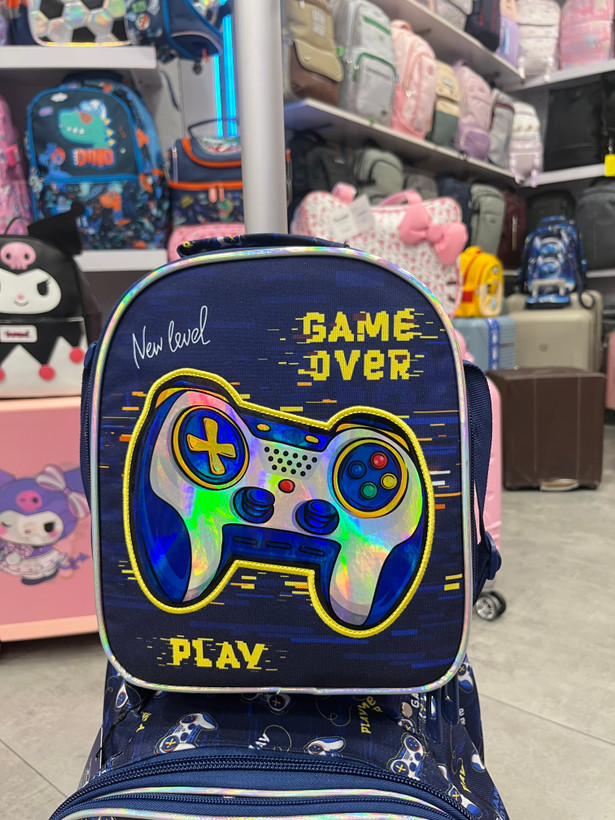 کوله پشتی چرخدار مدرسه پسرانه دسته گیم ( game over) برند جاسمین استار سه تیکه وارداتی